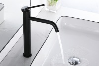 Robinet de salle de bain de luxe minimaliste en acier inoxydable à poignée unique, montage sur plan, finition céramique brossée, eau chaude/froide double usage