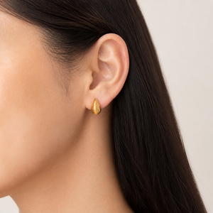 Boucles d'oreilles clous goutte d'eau côtelées en acier inoxydable plaqué or 14K sous vide, bijoux texturés en forme de goutte avec attaches papillon - Product Image 5