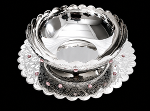 Assiette de présentation ronde en argent avec motif gravé et perles roses, design classique fait main pour les occasions de mariage - Product Image 6