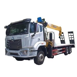 Camion à plateau multifonctionnel HOWO à vente chaude, longueur de plateau de 8,5 m - Transporte des machines de 25 tonnes, avec treuil de 11 tonnes, grue XC <span class=keywords><strong>MG</strong></span> de 10 tonnes - Product Image 1