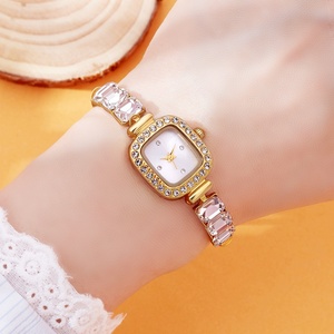 Reloj de pulsera a la moda para mujer, reloj de joyería con esfera cuadrada y diamantes de imitación, reloj de pulsera de cuarzo para mujer, cadena ajustable - Product Image 6