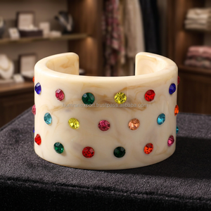 กำไลข้อมือเรซิ่นลายหินอ่อนสีครีม ประดับด้วยคริสตัลหลากสี งานแฮนด์เมด เครื่องประดับแฟชั่นสำหรับผู้หญิง งานฝีมือเรซิ่น - Product Image 2