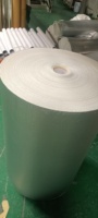 Mousse PE à cellules fermées de qualité supérieure avec surface gaufrée - Auto-adhésive pour l'isolation des tuyaux et les applications de salle de bain