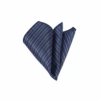 Schwarz mit elegantem blau gestreiftem Jacquard-Halstuch