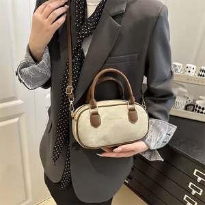 Sac à main Boston rétro en nylon, grande capacité, motif lettres, nouvelle texture, tendance et simple, collection été 2026, sac bandoulière et sac traversin - Product Image 5