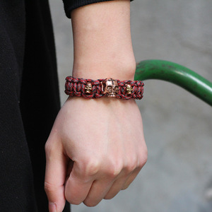 Bracelet tressé en paracorde, motif camouflage rouge, avec breloque tête de mort, bijou de survie en plein air, style militaire durable - Product Image 3