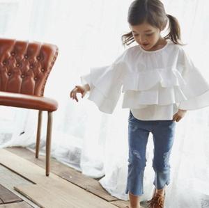 Hermosa Camiseta de Manga Larga para Niñas con Volantes de Encaje Blanco - Product Image 1