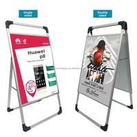 Magasin de vêtements Panneau d'affichage à miroir double face en aluminium sur pied Logo pliable écologique Personnalisation de la publicité