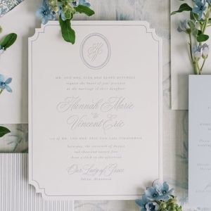 Invitación de Boda Personalizada con Impresión Tipográfica en Color Vainilla, con Monograma en Relieve, Logotipo Personalizado, Papel Artístico, Diseño Troquelado - Product Image 1