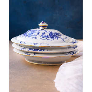 Service de vaisselle Gabriella P. Blue Flower avec motif en relief, comprenant 2 plateaux de service empilables - Product Image 6