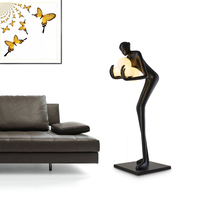 Lampe sur pied en résine LED, sculpture humaine d'art moderne, figurine abstraite tenant une boule, lumière sur pied pour villa, hall d'hôtel, salle d'exposition