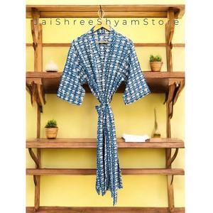 Bata kimono de algodón con estampado floral para mujer, diseñada para ofrecer comodidad transpirable y un ajuste relajado. - Product Image 1