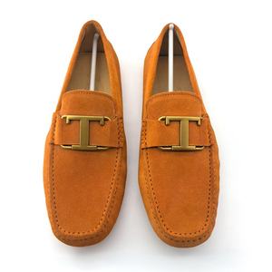 Zapatos <span class=keywords><strong>Mocasines</strong></span> de Cuero Vacuno de Ante Naranja Retro con Logotipo Personalizado al por Mayor, Zapatos Casuales de Invierno para <span class=keywords><strong>Hombre</strong></span>, Estilo Slip-on, para Conducir, con Detalles Metálicos - Product Image 2