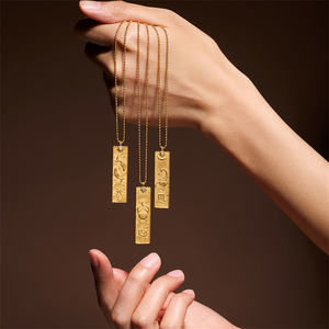 Bijoux Symbole <span class=keywords><strong>du</strong></span> Zodiaque Collier Pendentif <span class=keywords><strong>Horoscope</strong></span> 12 <span class=keywords><strong>Mois</strong></span> Zircon Cubique Motif Relief Cuboid Acier Inoxydable Plaqué Or 18K - Product Image 4