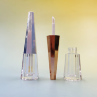 Anpassbare 3ml Pyramiden form Lip gloss Tubes Leere Plastik flaschen mit Zauberstab Fabrik Direkt verkauf Kosmetik verpackung