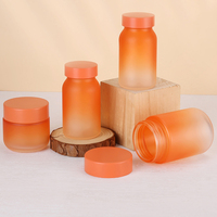 Bouteille en verre de qualité alimentaire de couleur orange givrée personnalisée de forme cylindrique pour produit de soin masculin avec bouchon déshydratant en or brillant