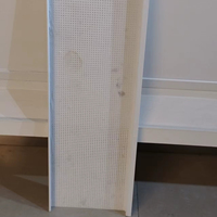 Les produits de plafond en aluminium blanc sont écologiques et durables ; leur épaisseur peut être personnalisée.