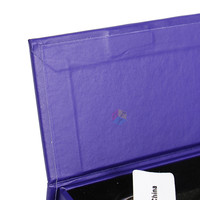 Boîte cadeau rigide de luxe personnalisée de couleur violette avec fermeture magnétique et insert en mousse noire pour porte-clés, bijoux et cadeaux promotionnels