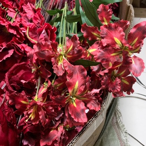 LO-1270 Vente en gros, Tige de lys Gloriosa artificiel bordeaux à 3 têtes, Branche de lys flamme en soie vintage pour centre de table de mariage - Product Image 5