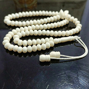 Tasbih Artisanal Moderne Écologique en Os, 99 Perles, Perles de Prière Islamiques de Forme Naturelle, Art de Collection - Product Image 1