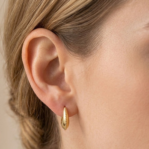 Boucles d'oreilles créoles géométriques plaquées or en cuivre, forme U, style européen, tendance - Product Image 1