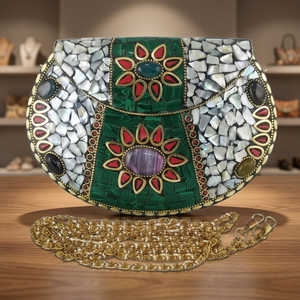 Bolso de fiesta hecho a mano con incrustaciones florales multicolor y cadena dorada, con cierre de latón y perlas reales, de resina perfecta. - Product Image 1