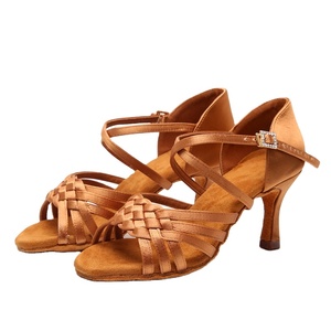 <span class=keywords><strong>Chaussures</strong></span> <span class=keywords><strong>de</strong></span> <span class=keywords><strong>danse</strong></span> latine professionnelles <span class=keywords><strong>pour</strong></span> femmes talon haut semelle souple adulte examen <span class=keywords><strong>de</strong></span> salle <span class=keywords><strong>de</strong></span> bal <span class=keywords><strong>chaussures</strong></span> en Satin avec boucle en <span class=keywords><strong>diamant</strong></span> - Product Image 2