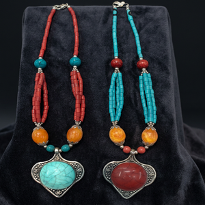 Collar de cuentas de piedras preciosas hecho a mano estilo bohemio, multicolor, ajustable, para mujer, modelo SK NOOR SONS, fabricación de joyería en Delhi. - Product Image 3