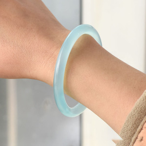 Braccialetto di giada congelata da 8 millimetri in blu mare bracciale di bellezza con barra rotonda in agata azzurra e semplice - Product Image 3