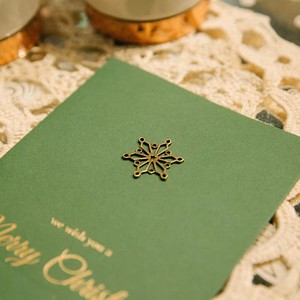 Tarjeta de Felicitación Navideña de Lujo en Papel Texturizado con Lámina Dorada y Adorno Metálico Verde Bosque, Diseño de Reno y Calcetín, Impresión Personalizada - Product Image 5