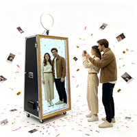 Photomaton miroir magique de 65 pouces de style flight-case en métal avec écran tactile de 55 pouces et cadre personnalisable pour mariages de grande envergure