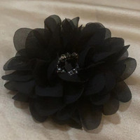 Accessoires de cheveux en mousseline de soie noire faite à la main avec pétales de tissu de perles à coudre pour vêtements