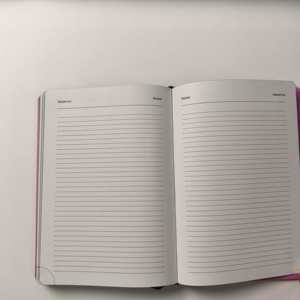 Agenda 2026 <span class=keywords><strong>de</strong></span> Tapa Dura con Papel <span class=keywords><strong>de</strong></span> Color Puro Personalizado al por Mayor A5 con Banda Elástica en Rosa Ruso - Product Image 5