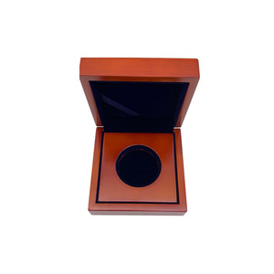Caja de madera personalizada para monedas, cuadrada de 6 mm, hecha a mano, caja de regalo artesanal para monedas conmemorativas - Product Image 1