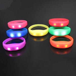 Bracelet LED clignotant en gros, bracelet en silicone promotionnel avec logo personnalisé pour accessoires de fête et de bar - Product Image 5