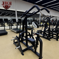 Máquina de remo vertical con sistema de carga de placas para entrenamiento de espalda y látigos, con asiento ajustable para gimnasios