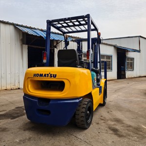 Montacargas Komatsu de 3T Usado de Alta Calidad en Venta, Maquinaria de Construcción Komatsu Diésel 4x4 con Mástil de Dos Etapas - Product Image 2