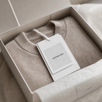 Étiquettes suspendues en papier blanc imprimées sur mesure avec logo imprimé et cordon en coton pour présentoirs de vêtements de marque
