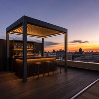 Pergola bioclimatique moderne en aluminium imperméable avec toit à lames orientables et télécommande pour l'ombrage de jardin