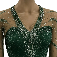 Robe de patinage artistique vert foncé, col en V, manches longues en maille, dos ouvert croisé, jupe courte ornée de strass pour adultes et enfants
