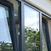 Fenêtre en aluminium à ouverture oscillo-battante, résistante aux intempéries et avec cadre thermolaqué, pour véranda et terrasse.