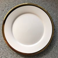 Assiette plate en céramique Phnom Penh électroplaquée avec bord doré, forme ronde, motif incrusté d'or – Offre Spéciale