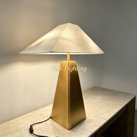 Lampe de table trapézoïdale en laiton patiné E26, LED moderne et flexible, intensité variable, silhouette sculpturale entièrement métallique
