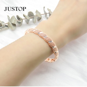 กำไลข้อมือทรงเรขาคณิตชุบทองเหลืองสีโรสโกลด์ ดีไซน์ใหม่ทันสมัย เป็นมิตรกับสิ่งแวดล้อม เหมาะเป็นของขวัญสำหรับผู้หญิง - Product Image 6