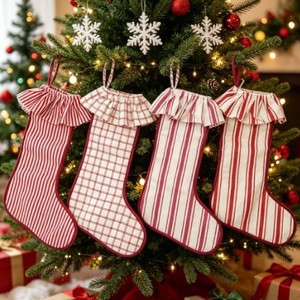 Chaussette de Noël vintage à volants, rayée rouge et blanche, à carreaux, avec bordure festonnée pour la décoration de la maison en fêtes - Product Image 1