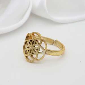 Anillos de moda con diseño floral chapado en oro de 18 quilates para hombre y mujer, joyería bonita de latón para uso diario y accesorio de compromiso - Product Image 3