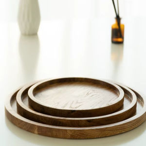 Plateau de service en bois fait main, apportant chaleur et caractère naturel à vos présentations grâce à son design unique. - Product Image 1