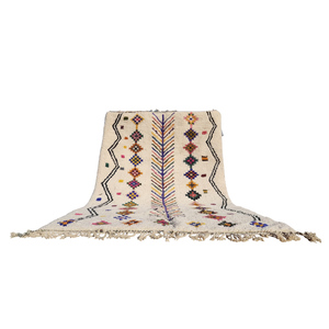 Auténtica alfombra Azilal marroquí hecha a mano con vibrantes patrones geométricos abstractos bereberes para la decoración de una sala de estar bohemia. - Product Image 1