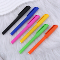 Stylo gel signature à corps mat, couleur unie, esthétique raffinée, écriture fluide, avec étui, finition spray.