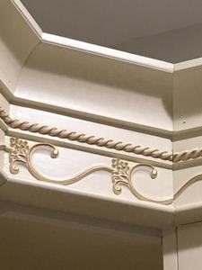 ตู้ครัวไม้เนื้อแข็งคลาสสิกสีขาวโบราณพร้อมสัมผัสทองหรูหรา - Product Image 3